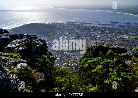 Foto di città del Capo, Sud Africa scattata da Table Mountain in una splendida mattinata d'inverno. Foto Stock