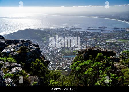 Foto di città del Capo, Sud Africa scattata da Table Mountain in una splendida mattinata d'inverno. Foto Stock