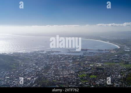 Foto di città del Capo, Sud Africa scattata da Table Mountain in una splendida mattinata d'inverno. Foto Stock