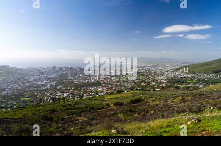 Foto di città del Capo, Sud Africa scattata da Table Mountain in una splendida mattinata d'inverno. Foto Stock