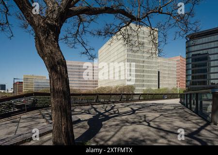 Il complesso Ciutat de la Justícia de Barcelona i de l'Hospitalet de Llobregat (città della giustizia): Panoramica da un passaggio pedonale. Foto Stock