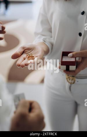 Scambiarsi le fedi nuziali in una bella cerimonia, simboleggiando l'amore, l'impegno e l'unione Foto Stock
