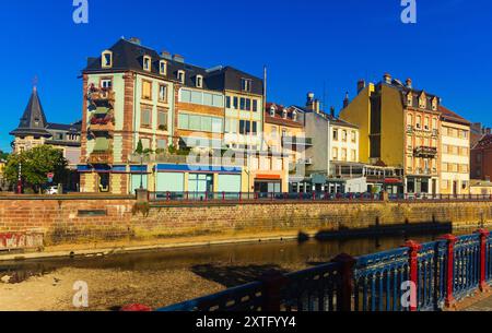 Vista pittoresca di Belfort sulle rive del fiume Savoureuse Foto Stock