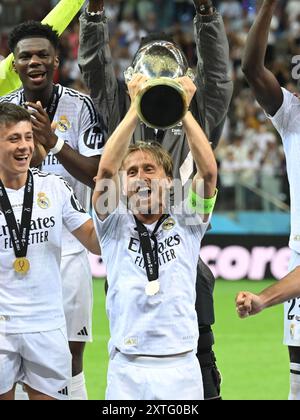 VARSAVIA - Luka Modric del Real Madrid CF con Super Cup Trophy durante la Supercoppa UEFA tra il Real Madrid CF e l'Atalanta BC allo Stadion Narodowy il 14 agosto 2024 a Varsavia, Polonia. ANP | Hollandse Hoogte | GERRIT VAN KEULEN Foto Stock