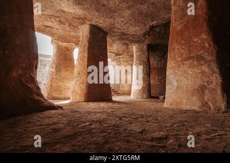 Luogo antico in un'area arida e arida con colonne alte, sfondo, concetto di viaggio Foto Stock
