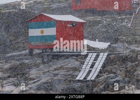 Cierva Cove, Penisola Antartica - 2 febbraio 2024. Primo piano della base di ricerca antartica Primavera, gestita dall'Argentina, vista qui in una giornata di neve. Foto Stock