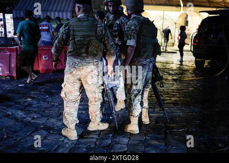 Marjayoun, Libano. 14 agosto 2024. Soldati libanesi visti sulla scena dell'attacco dei droni. Almeno due persone sono rimaste uccise e quattro ferite in un attacco di droni nel sud del Libano. Credito: SOPA Images Limited/Alamy Live News Foto Stock