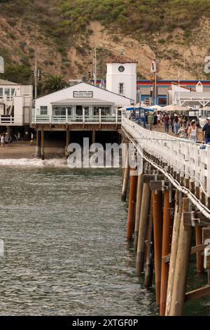 Malibu, California, Stati Uniti - 9 settembre 2023: La luce del sole del pomeriggio splende sullo storico Malibu Pier. Foto Stock