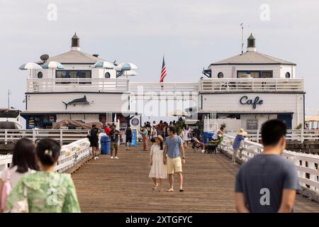 Malibu, California, Stati Uniti - 9 settembre 2023: La luce del sole del pomeriggio splende sullo storico Malibu Pier. Foto Stock