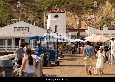 Malibu, California, Stati Uniti - 9 settembre 2023: La luce del sole del pomeriggio splende sullo storico Malibu Pier. Foto Stock