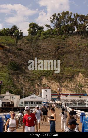 Malibu, California, Stati Uniti - 9 settembre 2023: La luce del sole del pomeriggio splende sullo storico Malibu Pier. Foto Stock