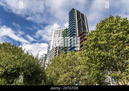 Nuovi edifici residenziali a Southwark Londra con balconi verdi rossi e blu. Foto Stock