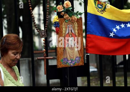 Valencia, Carabobo, Venezuela. 12 agosto 2024. 10 agosto 2024. Piccoli gruppi di cittadini in preghiera si sono tenuti in vari settori urbani di diverse città del Venezuela, per chiedere pace, giustizia e liberazione dei prigionieri politici. Nella città di Valencia, lo stato di Carabobo. Foto: Juan Carlos Hernandez (immagine di credito: © Juan Carlos Hernandez/ZUMA Press Wire) SOLO PER USO EDITORIALE! Non per USO commerciale! Foto Stock