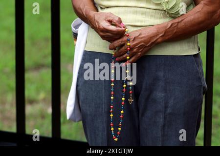 Valencia, Carabobo, Venezuela. 12 agosto 2024. 10 agosto 2024. Piccoli gruppi di cittadini in preghiera si sono tenuti in vari settori urbani di diverse città del Venezuela, per chiedere pace, giustizia e liberazione dei prigionieri politici. Nella città di Valencia, lo stato di Carabobo. Foto: Juan Carlos Hernandez (immagine di credito: © Juan Carlos Hernandez/ZUMA Press Wire) SOLO PER USO EDITORIALE! Non per USO commerciale! Foto Stock