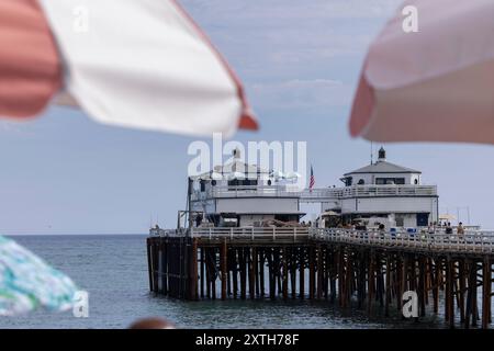 Malibu, California, Stati Uniti - 9 settembre 2023: La luce del sole del pomeriggio splende sullo storico Malibu Pier. Foto Stock