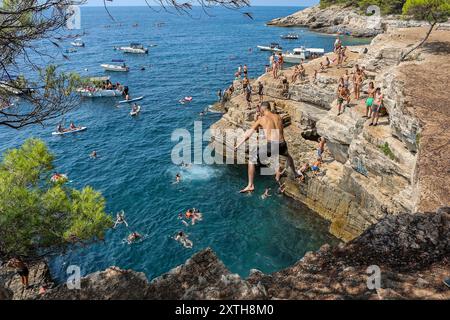 (240815) -- PULA, 15 agosto 2024 (Xinhua) -- Un uomo si tuffa nel mare per rinfrescarsi dalla scogliera della spiaggia di Seagull's Rocks a Pula, Croazia, il 14 agosto 2024. La temperatura massima a Pola raggiunge i 35 gradi Celsius durante il giorno. (Srecko Niketic/PIXSELL tramite Xinhua) Foto Stock