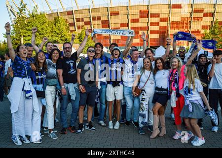 I tifosi dell'Atalanta posano per una foto fuori dallo stadio. I tifosi dei vincitori della Champions League spagnola, del Real Madrid e della Coppa UEFA italiana, l'Atalanta, si sono riuniti in piazza Kahla a Varsavia, accanto al fiume Vistola, per il festival dei tifosi della Supercoppa UEFA. In previsione della partita di quella sera, i visitatori fanno la fila per scattare foto con il trofeo e partecipare a diverse partite e attività legate al calcio, prima di recarsi allo stadio per la partita. La Supercoppa UEFA si svolge al PGE Narodowy di Varsavia il 14 agosto 2024 ed è contesa dai vincitori della Champions League e della UEFA C. Foto Stock