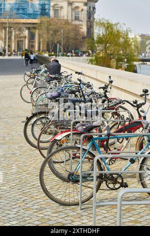 Biciclette parcheggiate e passanti sulla passeggiata Humboldt presso l'Humboldt Forum sulle rive della Sprea a Berlino Foto Stock