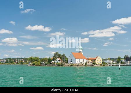 Vista del comune di Wasserburg sul lago di Costanza, del Bodensee con la chiesa di San Giorgio vista dal lago Foto Stock