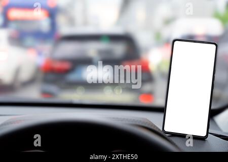 Moderno dispositivo per smartphone montato sul supporto per telefono sul cruscotto dell'auto. Modello isolato per schermata bianca. Copyspace per il testo . Interio veicolo Foto Stock