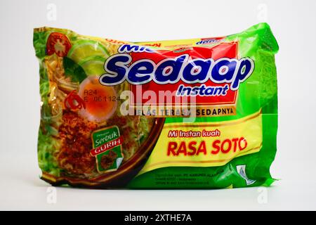 Primo piano di mie Sedaap Kuah Rasa Soto Instant Noodle isolato su sfondo bianco. vista frontale Foto Stock