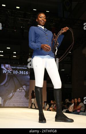 DALLAS, TEXAS, USA - 14 AGOSTO 2024. Modelli in passerella, per il Western and English Fashion Show, durante il WESA Trade Show e il Dallas Market. Foto Stock