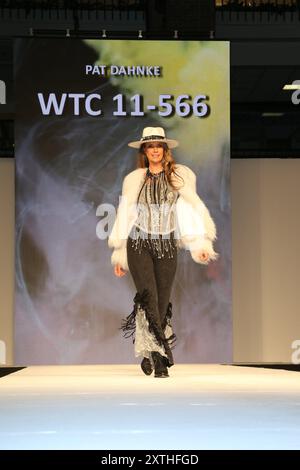 DALLAS, TEXAS, USA - 14 AGOSTO 2024. Modelli in passerella, per il Western and English Fashion Show, durante il WESA Trade Show e il Dallas Market. Foto Stock