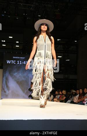 DALLAS, TEXAS, USA - 14 AGOSTO 2024. Modelli in passerella, per il Western and English Fashion Show, durante il WESA Trade Show e il Dallas Market. Foto Stock