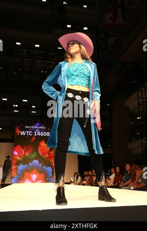 DALLAS, TEXAS, USA - 14 AGOSTO 2024. Modelli in passerella, per il Western and English Fashion Show, durante il WESA Trade Show e il Dallas Market. Foto Stock