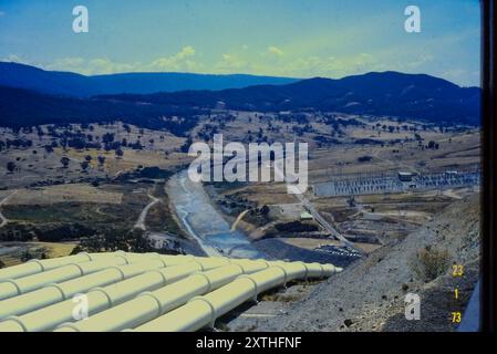 Una vista storica dei tubi della pressione dell'acqua che vanno dalla diga di Talbingo alla centrale idroelettrica di Tumut 3, l'acqua viene poi immagazzinata nella Jounama Pondage per essere pompata nuovamente nella diga di Talbingo creando una fonte di energia idroelettrica Foto Stock