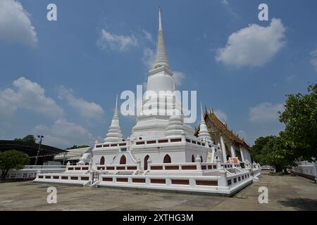 Veduta di chedi e ubosot, Wat Khemaphitaram Rajaworaviharn, un monastero reale tailandese di seconda classe, situato a sud della citta' di Nonthaburi in Tailandia Foto Stock