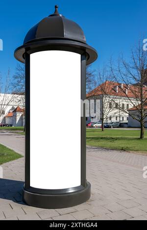 Bianco bianco bianco Mockup di affissioni pubblicitarie su strada in stile classico sul marciapiede. Visualizzazione colonna poster esterno Foto Stock