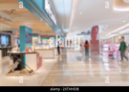 Un'immagine sfocata di un centro commerciale a Shenzhen, in Cina, con bokeh e gente che cammina. Foto Stock