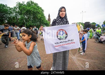 Una manifestante pro-egiziana tiene uno striscione che esprime la sua opinione durante la manifestazione "11 anni di vergogna" di todayís. Il 14 agosto 2013, la polizia egiziana e, in misura minore, l'esercito hanno usato la forza letale per "disperdere" due campi di manifestanti pacifici a Cario: Erano oppositori del colpo di Stato militare in piazza Rabaa al-Adwija e in piazza al-Nahda. Più di 900 persone sono state uccise quel giorno, e da allora più di 100.000 persone sono state imprigionate e centinaia di altre sono scomparse. Foto Stock