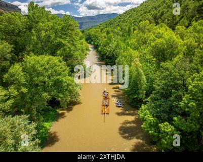 Vista aerea della tradizionale discesa dei "Raiers" (travi fluviali) nel fiume Noguera Pallaresa tra la gola dei Collegats e Pobla de Segur Foto Stock