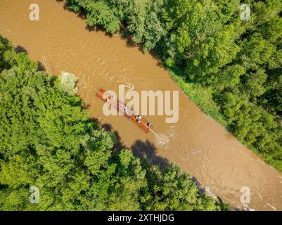 Vista aerea della tradizionale discesa dei "Raiers" (travi fluviali) nel fiume Noguera Pallaresa tra la gola dei Collegats e Pobla de Segur Foto Stock