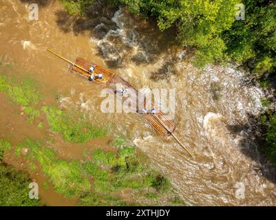 Vista aerea della tradizionale discesa dei "Raiers" (travi fluviali) nel fiume Noguera Pallaresa tra la gola dei Collegats e Pobla de Segur Foto Stock