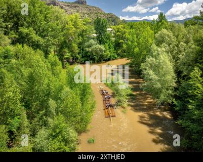 Vista aerea della tradizionale discesa dei "Raiers" (travi fluviali) nel fiume Noguera Pallaresa tra la gola dei Collegats e Pobla de Segur Foto Stock