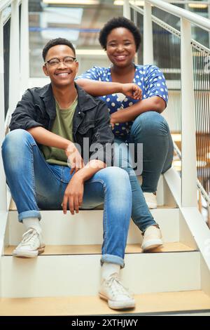 Sorridi, scale e ritratto di una coppia nera in casa per un nuovo mutuo, un acquisto o un investimento immobiliare. Felice, amore e uomo e donna africani Foto Stock