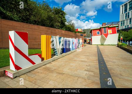 Panorama panoramico di Liverpool con l'iconica insegna colorata di Liverpool e la casa capovolta, nel centro di Liverpool in una giornata di sole, Regno Unito Foto Stock