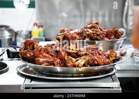 Un popolare piatto coreano con piedi di maiale in salsa di soia con zenzero e aglio Foto Stock