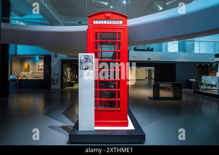 L'interno del London Science Museum con una cabina telefonica rossa spesso chiamata una cabina telefonica rossa a Londra. All'interno del Museo della Scienza mostre scientifiche, mostre. Foto Stock