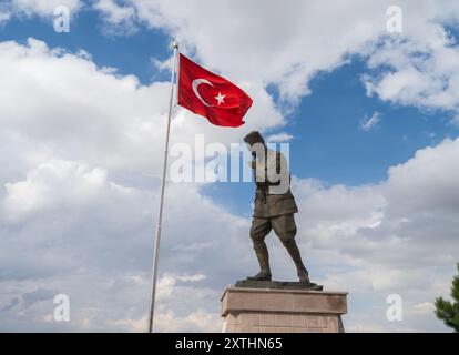 Afyonkarahisar, Turchia. 29.09.2023: Monumento e iscrizione a Kocatepe Atatürk. Mustafa Kemal Atatürk e bandiera turca. Per il 30 agosto giorno della Vittoria. Foto Stock