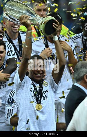 Varsavia, Polonia. 14 agosto 2024. VARSAVIA, POLONIA - 14 AGOSTO: Kylian Mbappe del Real Madrid CF festeggia con un trofeo dopo aver vinto la partita della Supercoppa UEFA 2024 tra il Real Madrid e l'Atalanta BC allo Stadio Nazionale il 14 agosto 2024 a Varsavia, Polonia. Foto di Sebastian Frej credito: Sebo47/Alamy Live News Foto Stock