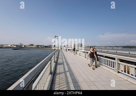 Enoshima, Kanagawa, Giappone. 8 agosto 2024. Una coppia cammina sul ponte Enoshima Benten in una giornata estiva di sole. (Credit Image: © Stanislav Kogiku/SOPA Images via ZUMA Press Wire) SOLO PER USO EDITORIALE! Non per USO commerciale! Foto Stock