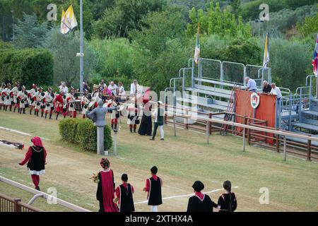 Concorso di sbandieratura durante il torneo di giostre al festival medievale Giostra di Simone, Montisi, Montalcino, provincia di Siena, italia Foto Stock