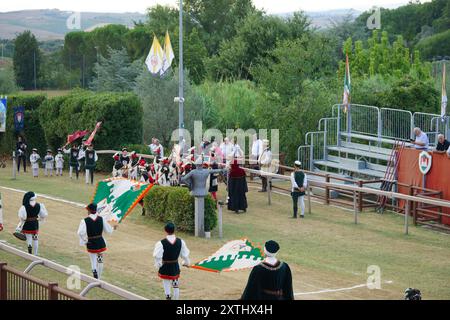 Concorso di sbandieratura durante il torneo di giostre al festival medievale Giostra di Simone, Montisi, Montalcino, provincia di Siena, italia Foto Stock