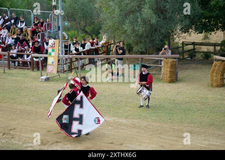 Concorso di sbandieratura durante il torneo di giostre al festival medievale Giostra di Simone, Montisi, Montalcino, provincia di Siena, italia Foto Stock