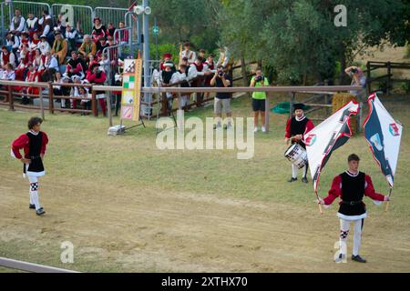Concorso di sbandieratura durante il torneo di giostre al festival medievale Giostra di Simone, Montisi, Montalcino, provincia di Siena, italia Foto Stock