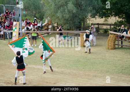 Concorso di sbandieratura durante il torneo di giostre al festival medievale Giostra di Simone, Montisi, Montalcino, provincia di Siena, italia Foto Stock